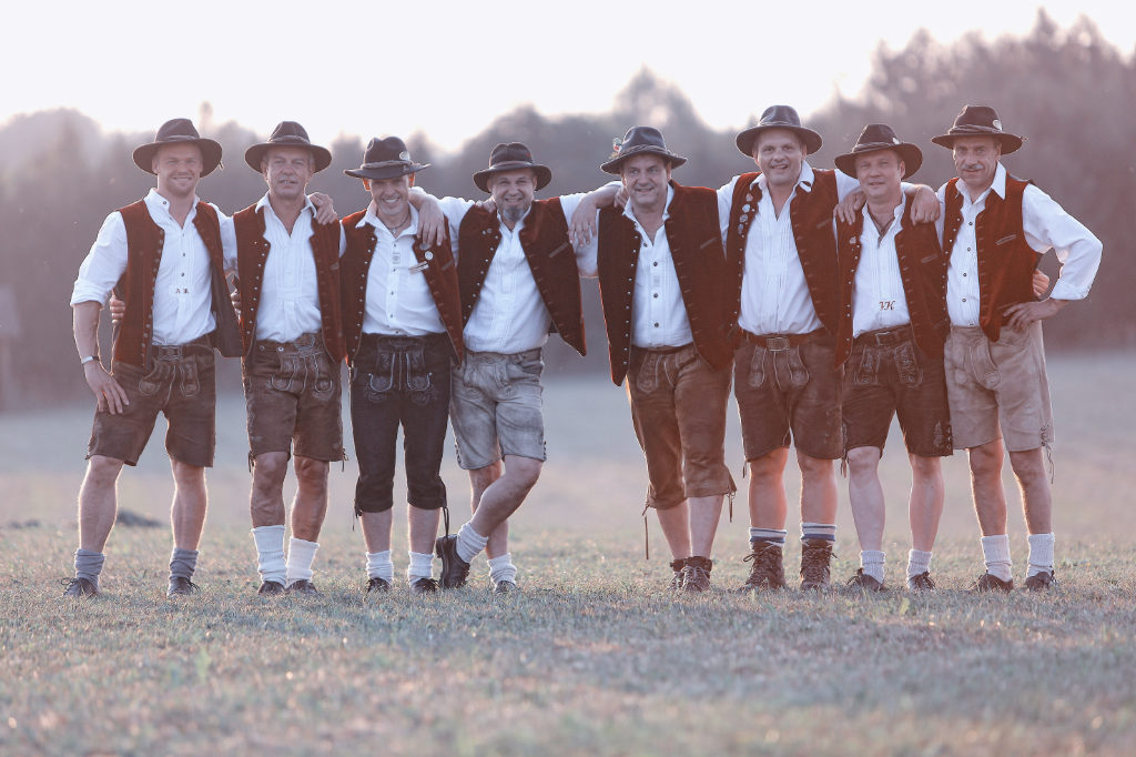 Die Oktoberfestband SIMMISAMMA in Tracht auf einer Wiese